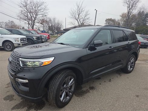 Certified 2022 Ford Explorer XLT w/ Equipment Group 202A image 9