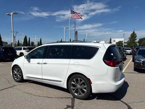 Used 2019 Chrysler Pacifica Limited w/ Tire & Wheel Group FWD image 6