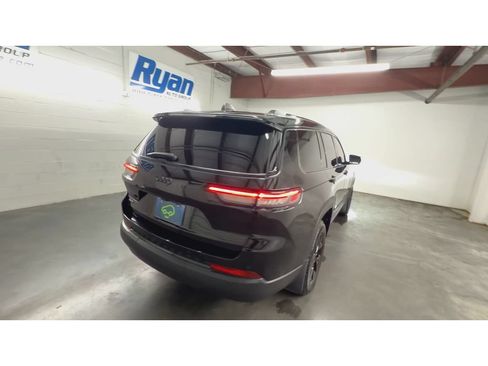 Used 2025 Jeep Grand Cherokee L Altitude AWD/4WD image 8