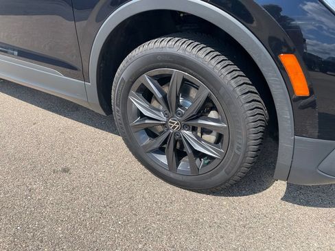 Used 2022 Volkswagen Tiguan SE w/ Panoramic Sunroof Package AWD/4WD image 3