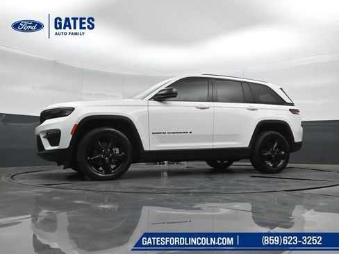 Used 2023 Jeep Grand Cherokee Limited w/ Black Appearance Package AWD/4WD image 43