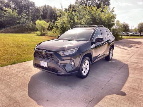 Used 2020 Toyota RAV4 XLE FWD image 2