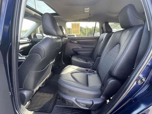 Used 2024 Toyota Highlander XLE FWD image 16