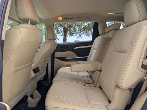 Used 2019 Toyota Highlander Plus AWD/4WD image 13