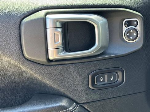 Used 2018 Jeep Wrangler Unlimited Sahara AWD/4WD image 18