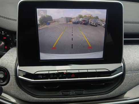 Used 2025 Jeep Compass Latitude AWD/4WD image 9