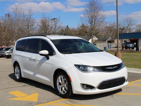 Used 2017 Chrysler Pacifica Touring Plus w/ Tire & Wheel Group image 13