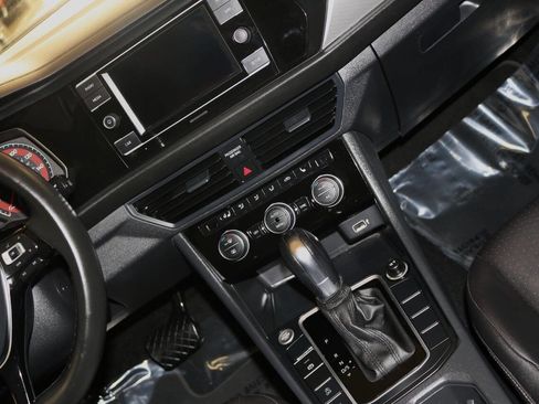 Used 2019 Volkswagen Jetta SE w/ Cold Weather Package image 27