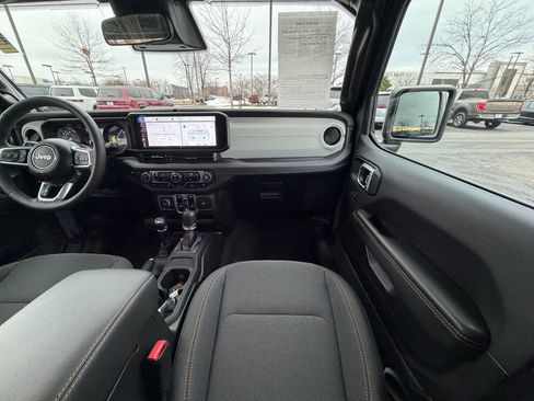 Used 2025 Jeep Wrangler Unlimited Sahara image 21