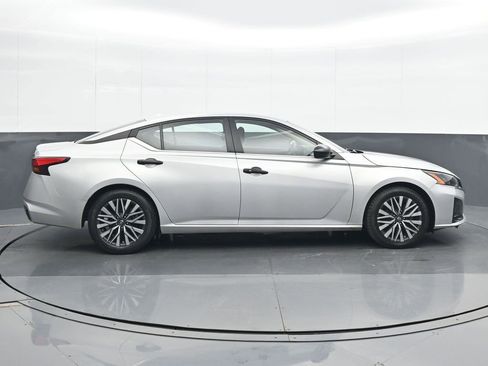 Used 2023 Nissan Altima 2.5 SV FWD image 7
