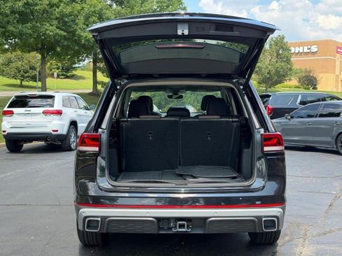 Used 2025 Volkswagen Atlas Peak Edition SE AWD/4WD image 4