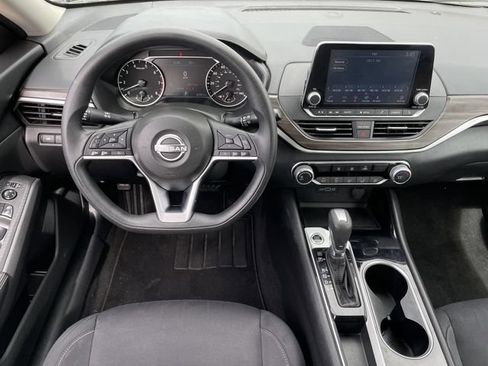 Used 2024 Nissan Altima 2.5 SV FWD image 11