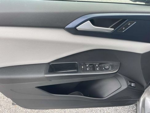 Certified 2023 Volkswagen Taos SE FWD image 18