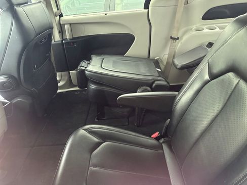 Used 2023 Chrysler Pacifica Touring-L FWD image 8