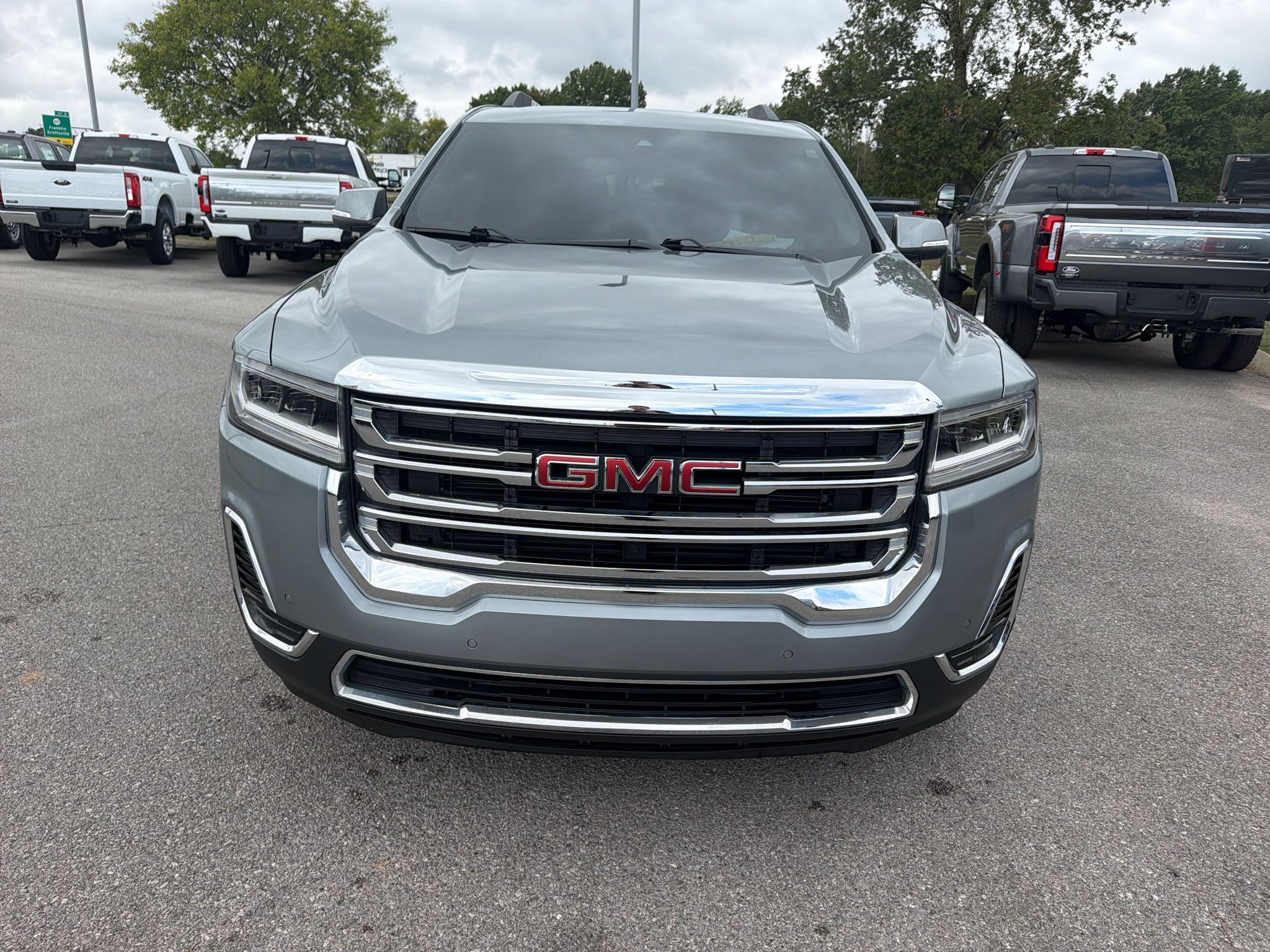 Used 2023 GMC Acadia SLE w/ Driver Convenience Package FWD image 2