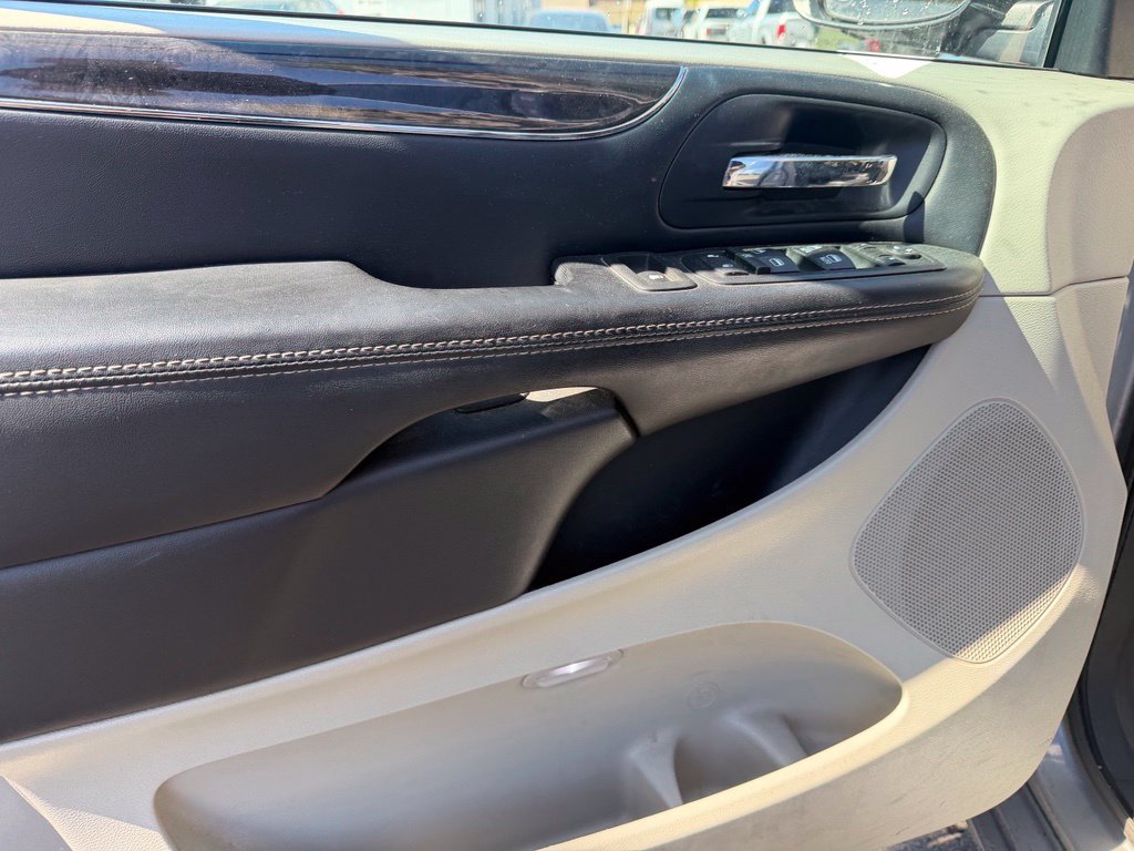 Used 2016 Chrysler Town & Country Touring FWD image 19