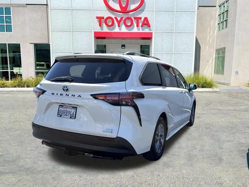 Used 2021 Toyota Sienna XLE FWD image 7