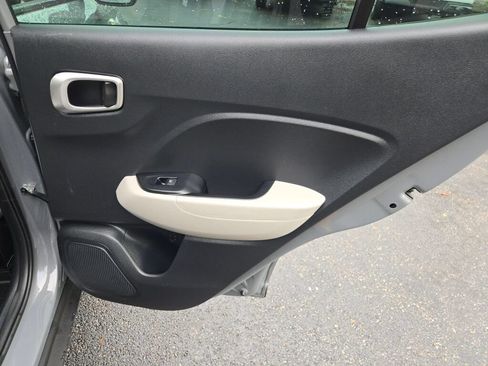 Used 2023 Hyundai Venue SEL FWD image 17