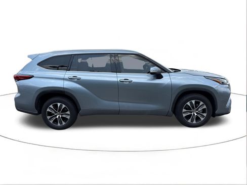 Used 2022 Toyota Highlander XLE FWD image 2