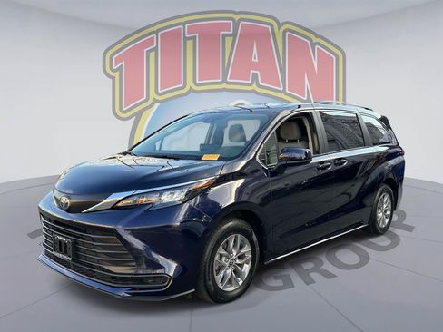 Used 2024 Toyota Sienna LE AWD/4WD image 1