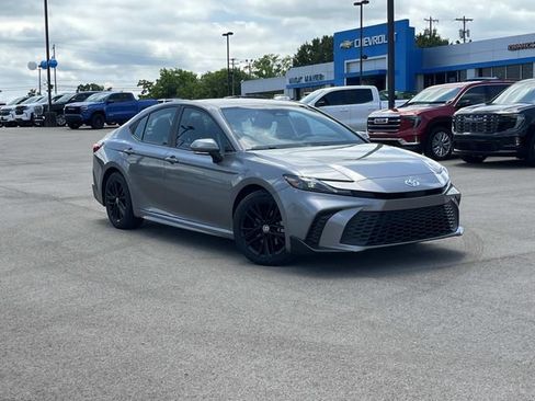 Used 2025 Toyota Camry SE FWD image 2