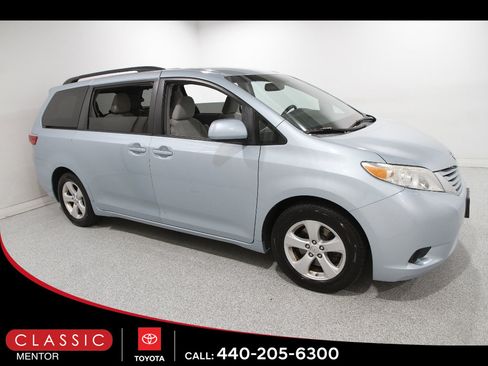 Used 2015 Toyota Sienna LE FWD image 1