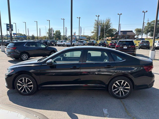 Used 2025 Volkswagen Jetta SE FWD image 6