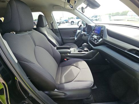 Used 2025 Toyota Highlander LE image 18