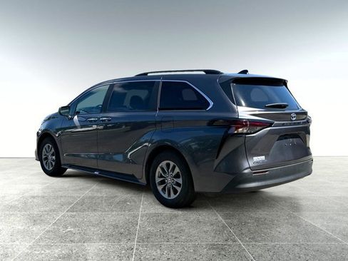 Used 2025 Toyota Sienna XLE w/ XLE Plus Package AWD/4WD image 3