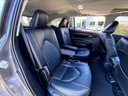 Used 2021 Toyota Highlander XLE image 21