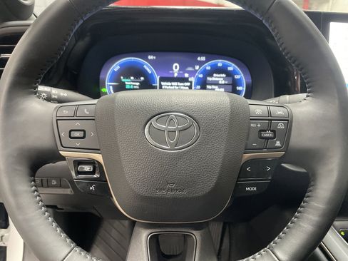 Used 2023 Toyota Crown Limited image 18