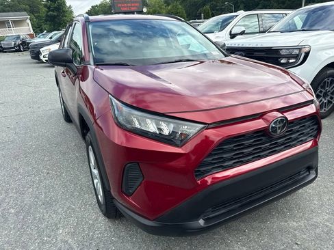 Used 2019 Toyota RAV4 LE FWD image 2
