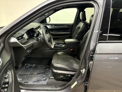 Used 2024 Jeep Grand Cherokee Altitude AWD/4WD image 3