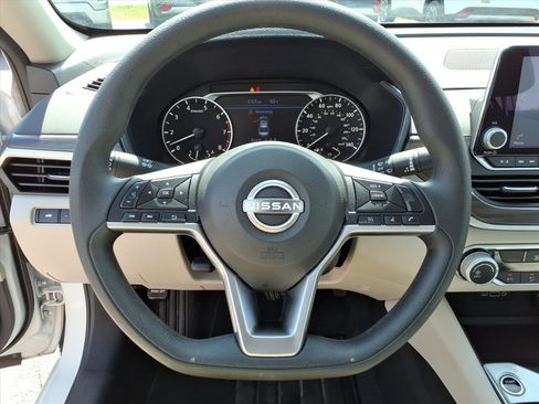 Used 2025 Nissan Altima 2.5 SV FWD image 11