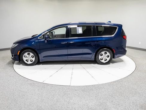 Used 2018 Chrysler Pacifica Touring Plus FWD image 32