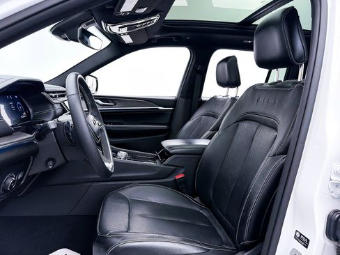 Used 2023 Jeep Grand Cherokee Overland image 19