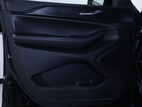 Used 2023 Jeep Grand Cherokee L Laredo image 12