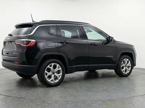 Used 2025 Jeep Compass Latitude image 9