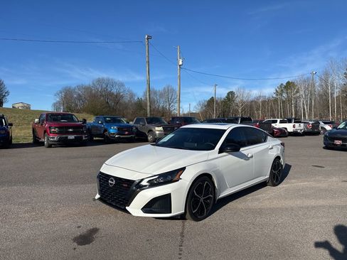 Used 2024 Nissan Altima 2.5 SR w/ SR Premium Package image 7