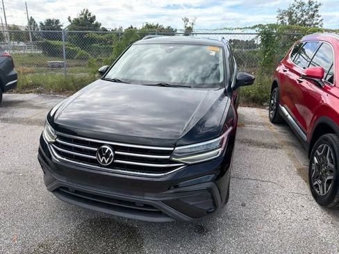 Used 2023 Volkswagen Tiguan SE FWD image 2
