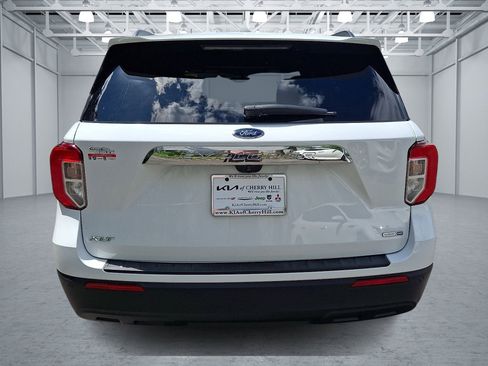 Used 2020 Ford Explorer XLT AWD/4WD image 4
