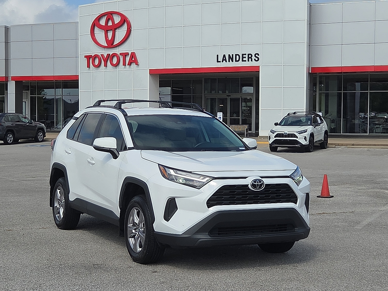 Used 2023 Toyota RAV4 XLE AWD/4WD image 1