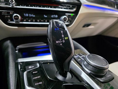 Used 2018 BMW 530e xDrive image 38