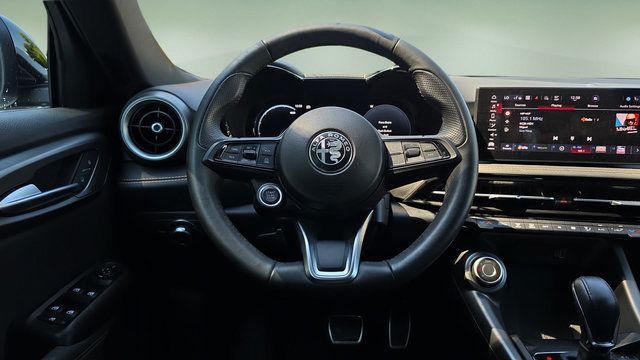Used 2025 Alfa Romeo Tonale AWD/4WD image 9