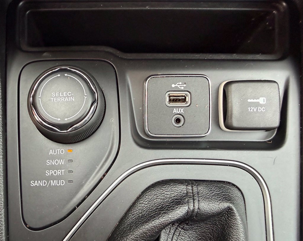 Used 2019 Jeep Cherokee Latitude w/ Cold Weather Group AWD/4WD image 32