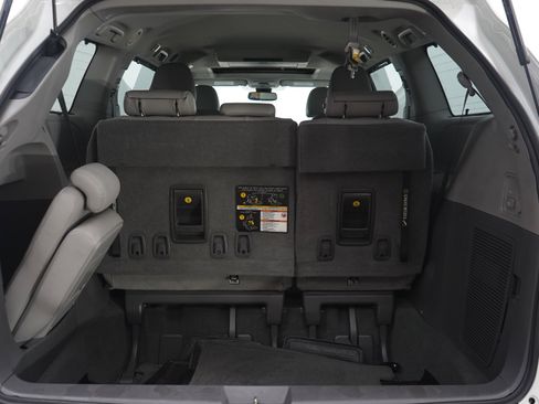 Used 2020 Toyota Sienna XLE Premium w/ Carpet Mat Package FWD image 9