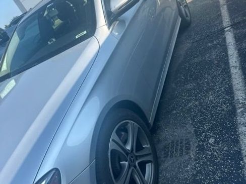 Used 2018 Mercedes-Benz E 300 4MATIC image 2