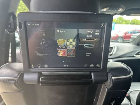 Used 2018 Chrysler Pacifica Limited w/ S Appearance Package FWD image 53