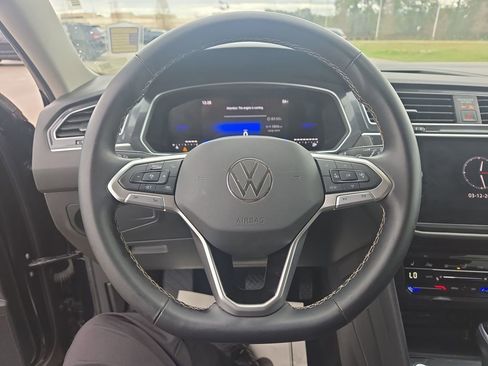 Used 2024 Volkswagen Tiguan SE image 19
