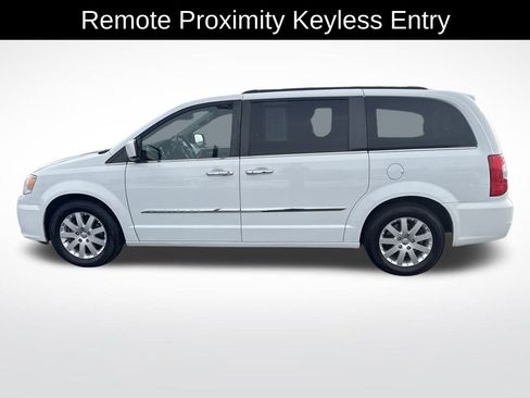 Used 2016 Chrysler Town & Country Touring w/ Driver Convenience Group image 7